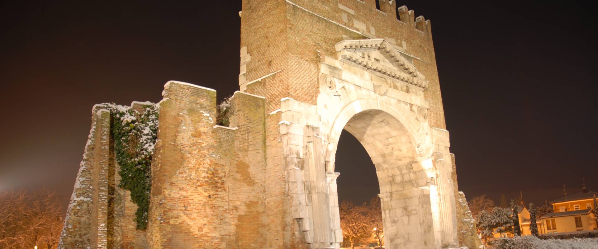 Arco di Augusto innevato foto di GianlucaMoretti